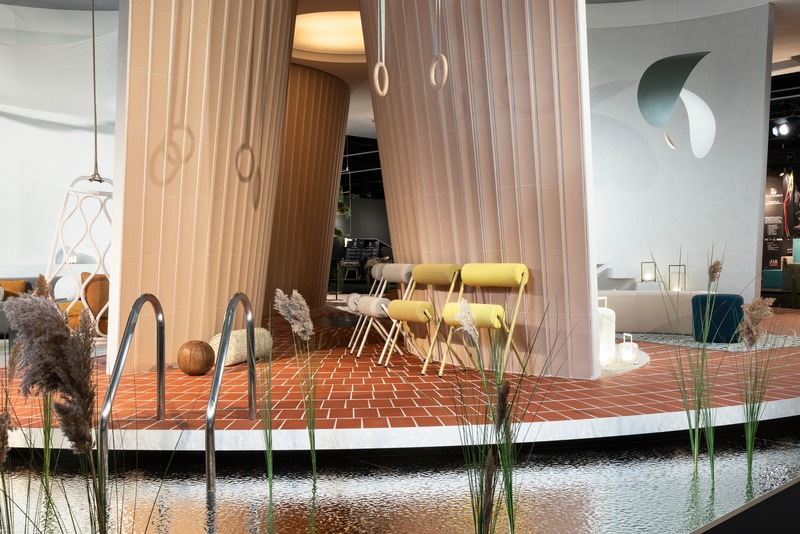 Das Haus at imm cologne 2020: living in air and light (View into the patio). The stackable concept chair Roll (Sancal) look mobile and robust.

Crédit photo : Constantin Meyer; Koelnmesse