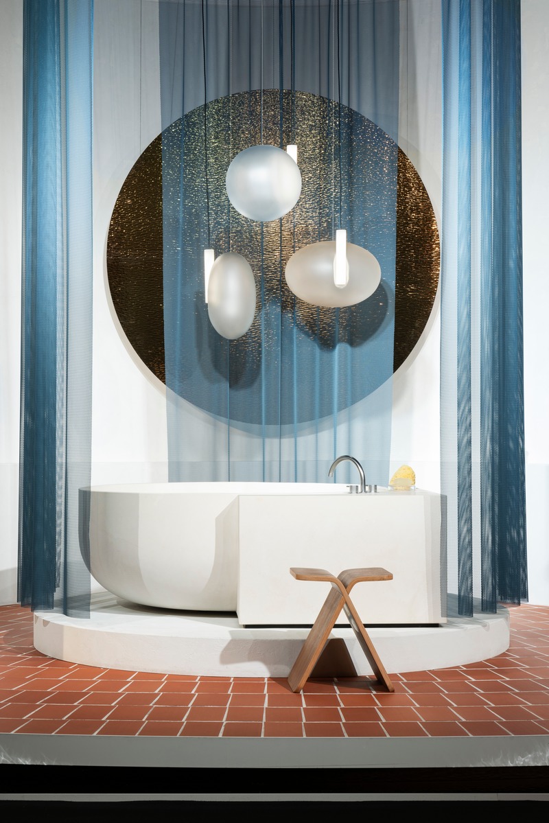 The design of the Cleanness Area mixes elements of the traditional bathroom with those of a communal bathing house.Like a hammam, this zone is meant as a cleansing place.
Crédit photo : Constantin Meyer; Koelnmesse