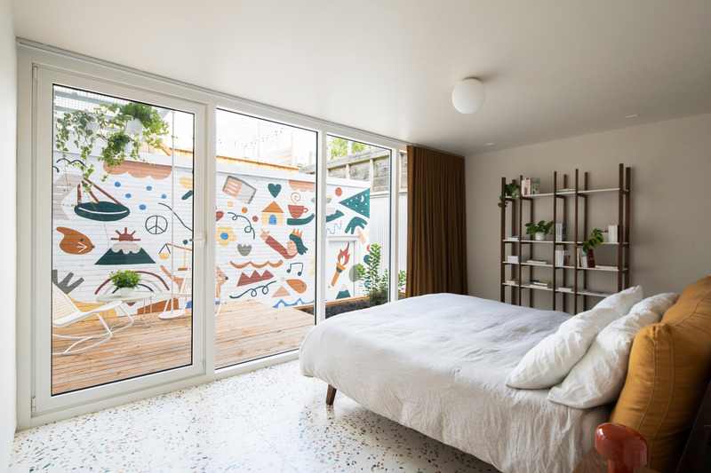Master bedroom's view on inner courtyard with mural by Artist Marc-Olivier Lamothe
Photo credit: Olivier Blouin