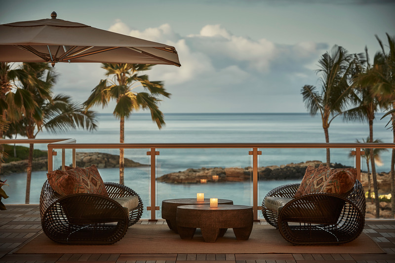FOUR SEASONS KO ‘OLINA Philpotts Interiors opened the building up to the sparkling beachfront and expanded a large lobby wall with a new coffee and cocktail bar and added a new deck where guests can relax and watch the sunset. Sunset made perfect at The Hōkūleʻa. Photo credit: Christian Horan