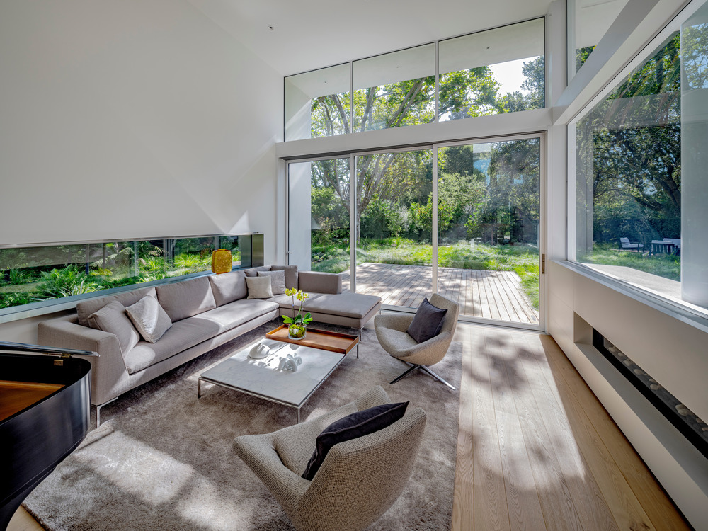 Owyang House: Walls of glass connect the interior spaces to the beautiful new gardens.
Photo credit: Tim Griffith