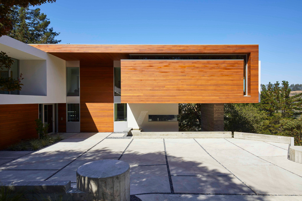 Drury Court Residence: Architectural forms are sculpted into the hillside of the uniquely sited two-acre property high in the Oakland/Berkeley Hills. From its quiet, two-story eastern entrance facade and entry court, the residence unfolds into a bolder, three-story, sun-shaded western elevation, as the site slopes sharply to the west, offering stunning bay views, while abutting a regional park on the north and west side.
Photo credit: Russell Abraham