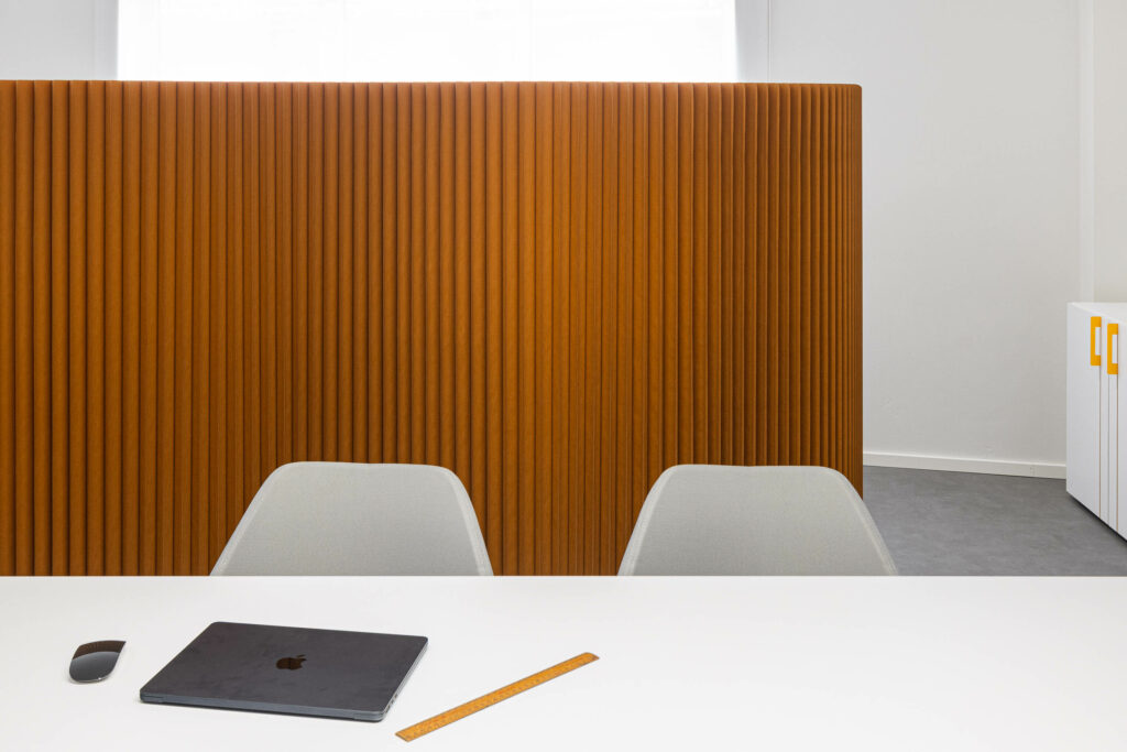 Em Paralelo's Living Canvas Where Fluidity Meets Function in Office Design