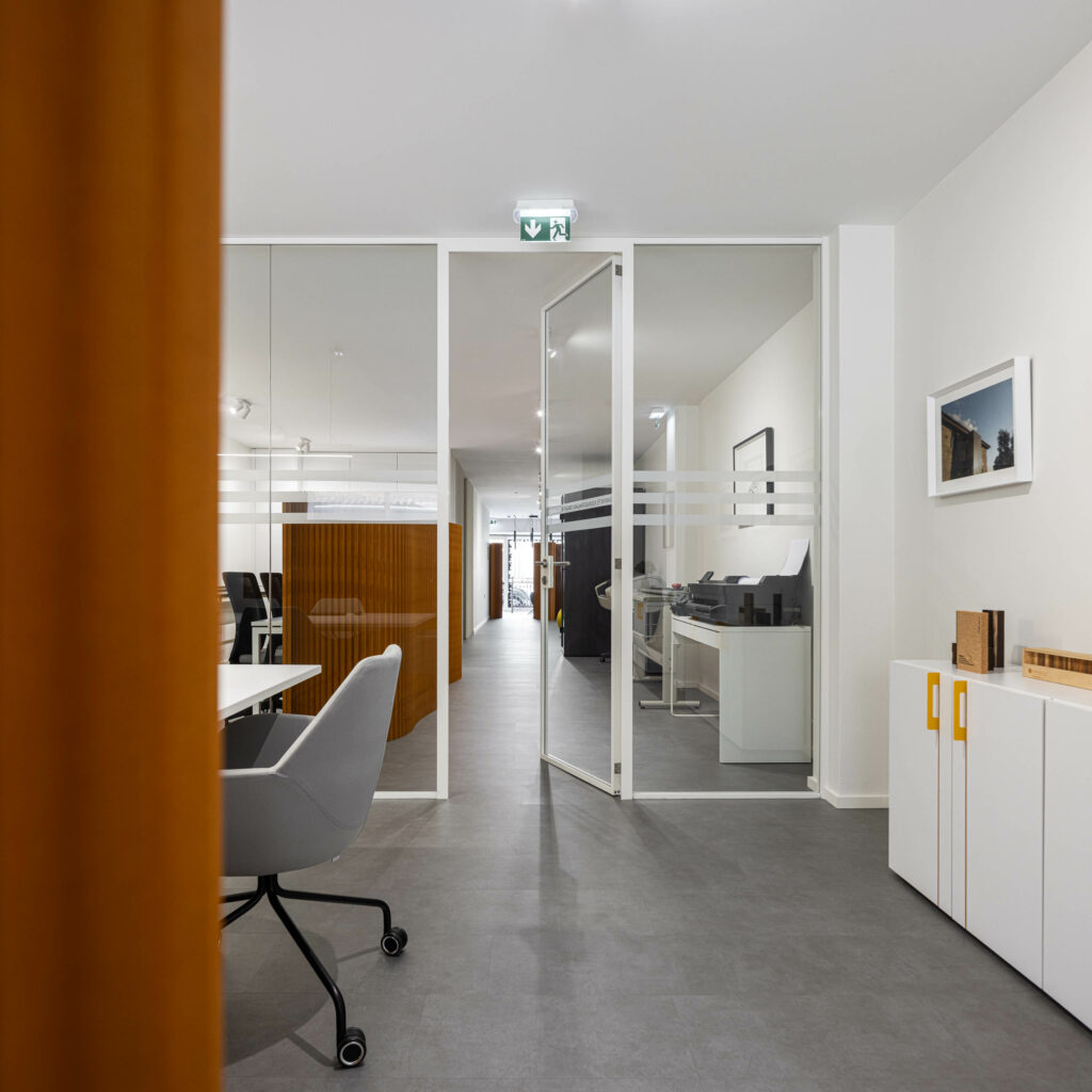 Em Paralelo's Living  Canvas Where Fluidity Meets Function in Office Design
