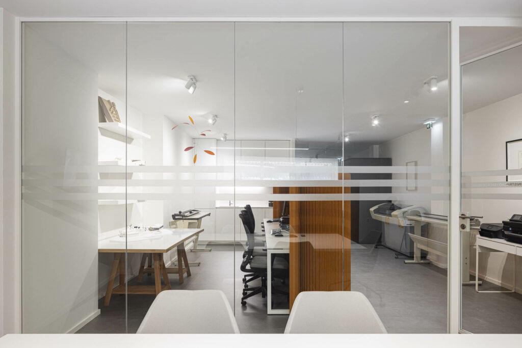Em Paralelo's Living  Canvas Where Fluidity Meets Function in Office Design