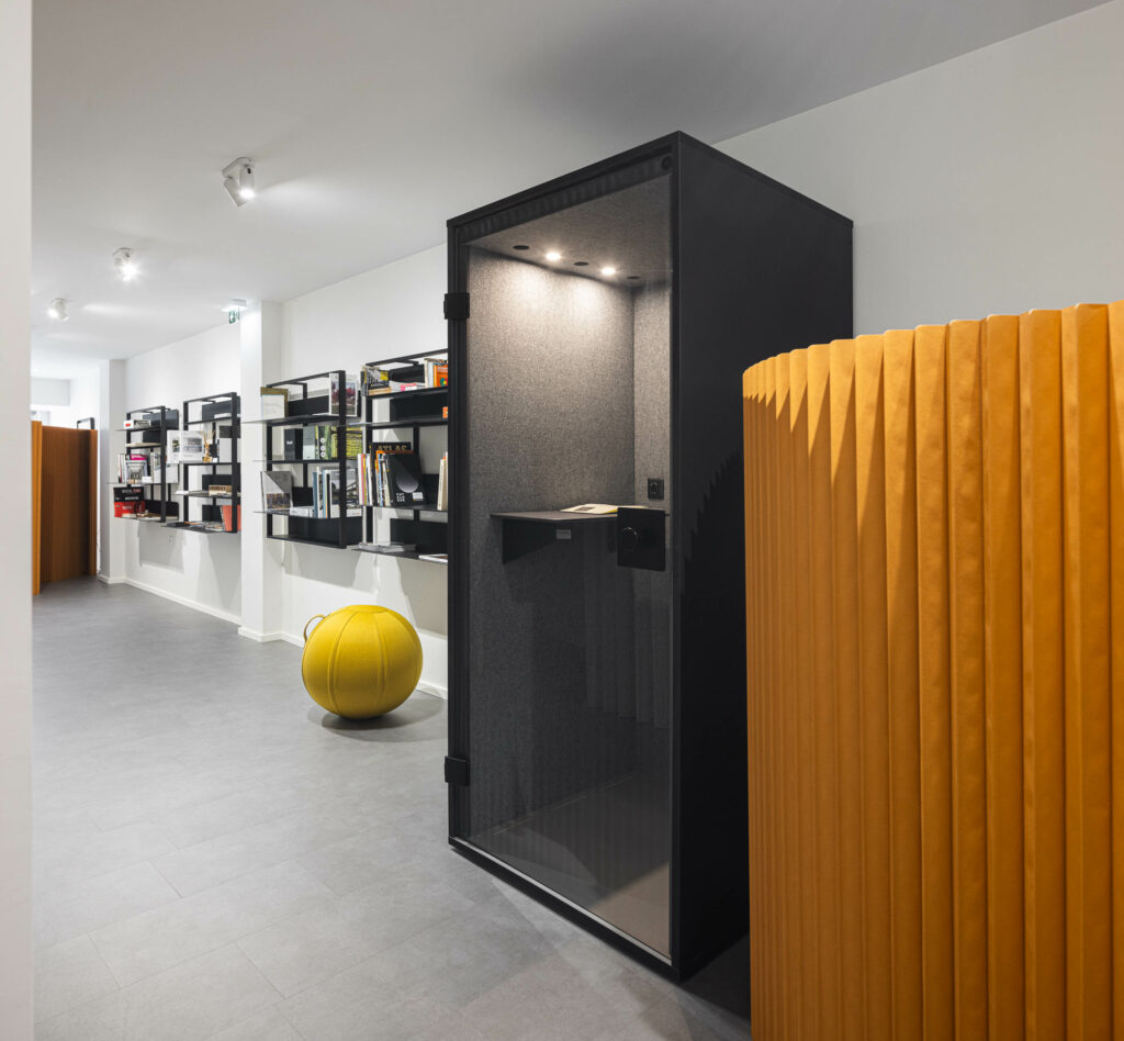 Em Paralelo's Living  Canvas Where Fluidity Meets Function in Office Design