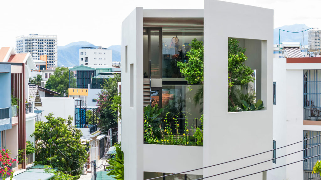 Energy-Efficient SkyGarden House, a Green Oasis in Urban Vietnam. Pham Huu Son Architects. Photo Credits: Hiroyuki Oki