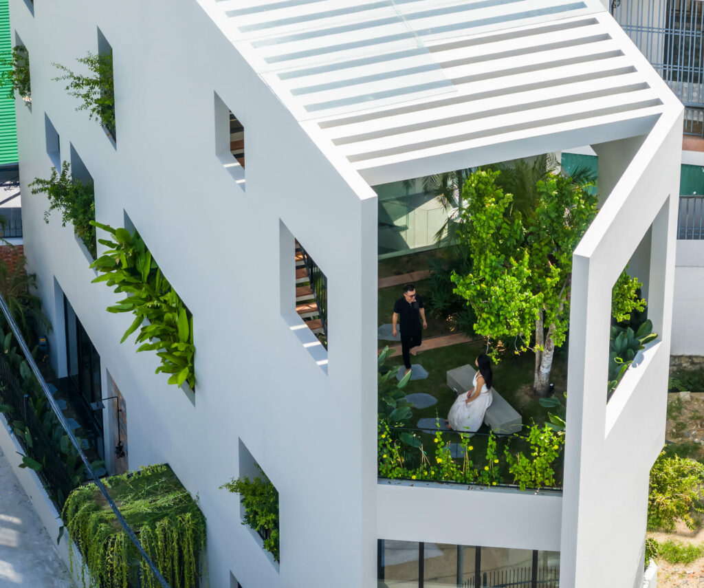 Energy-Efficient SkyGarden House, a Green Oasis in Urban Vietnam. Pham Huu Son Architects. Photo Credits: Hiroyuki Oki