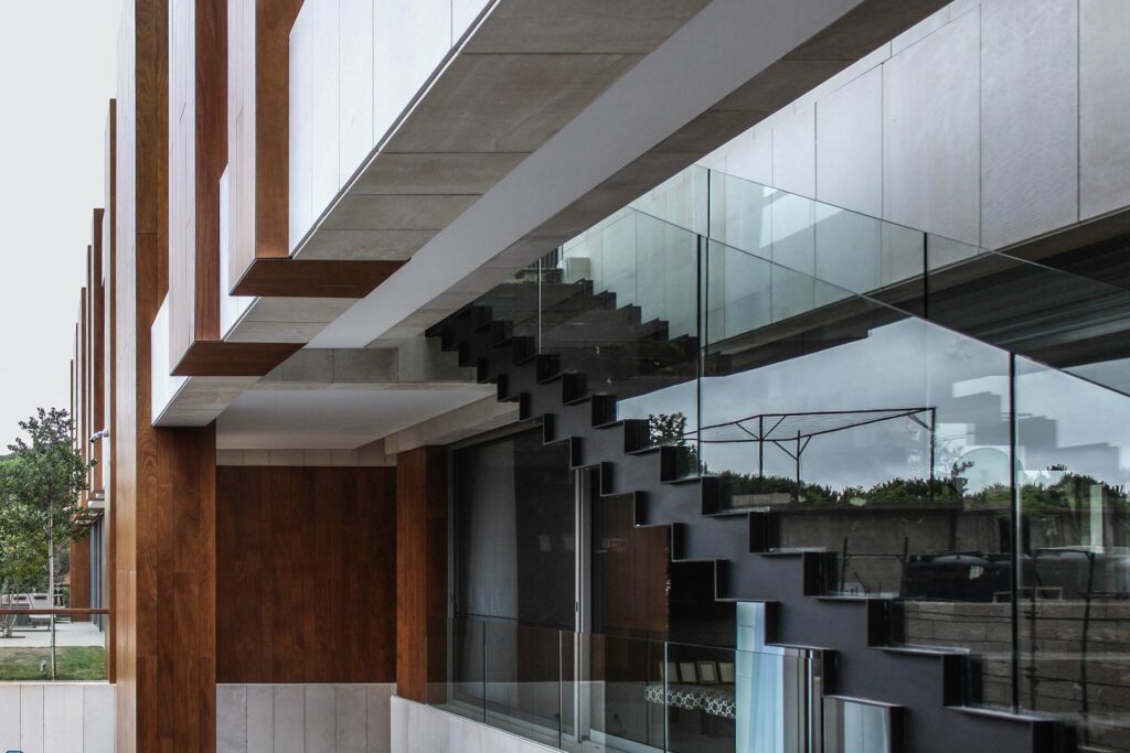 A Fragmented Harmony of a D3 Villa