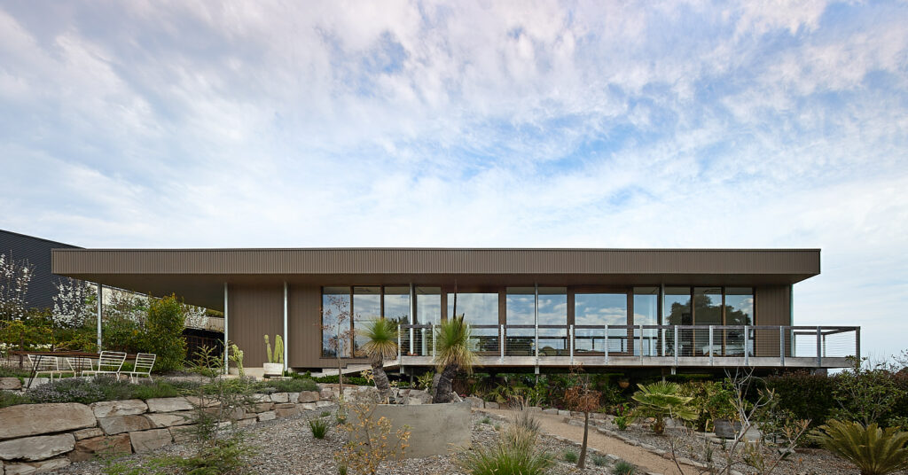 Australian Residence Harnessing Sunlight and Scenic Vistas