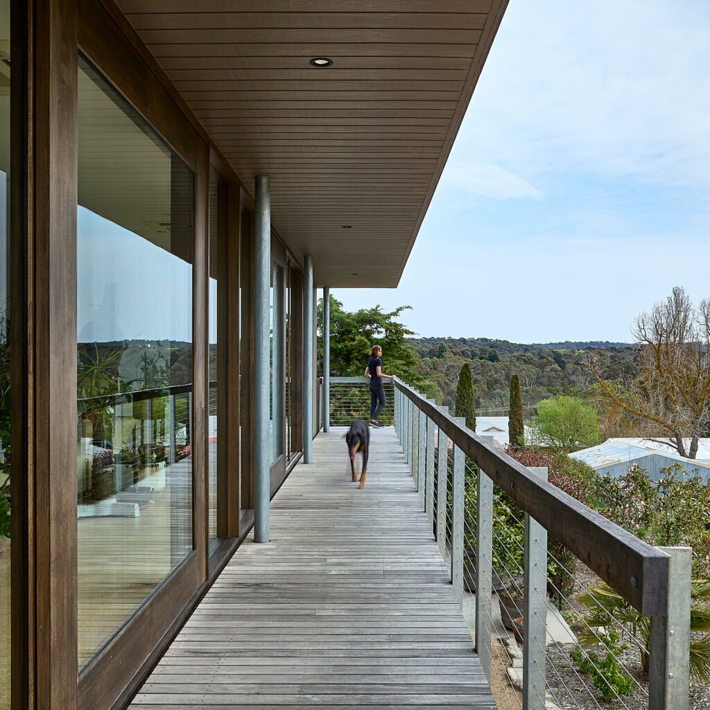 Australian Residence Harnessing Sunlight and Scenic Vistas