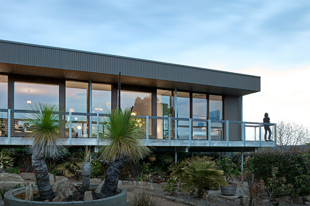 Australian Residence Harnessing Sunlight and Scenic Vistas