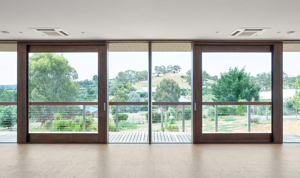 Australian Residence Harnessing Sunlight and Scenic Vistas