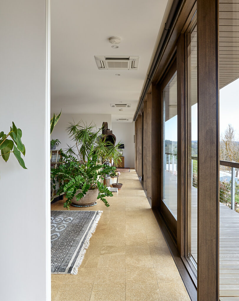 Australian Residence Harnessing Sunlight and Scenic Vistas