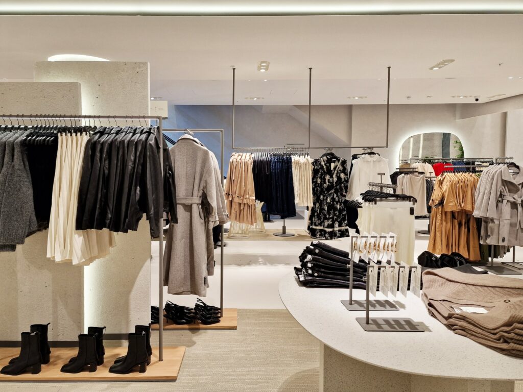 Studio 1:1 Retail Design took this goal to heart when designing their latest project, New Concept Reserved 2023, an avant-garde retail space where modern customers’ expectations are also part of the experience. Openness and mobility create the atmosphere, all principles that perfectly align with the brand’s ethos.