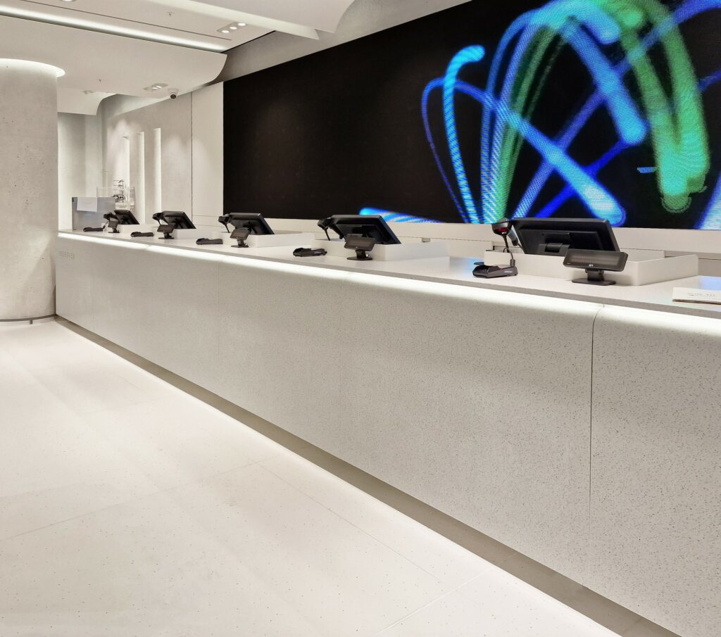 Studio 1:1 Retail Design took this goal to heart when designing their latest project, New Concept Reserved 2023, an avant-garde retail space where modern customers’ expectations are also part of the experience. Openness and mobility create the atmosphere, all principles that perfectly align with the brand’s ethos.
