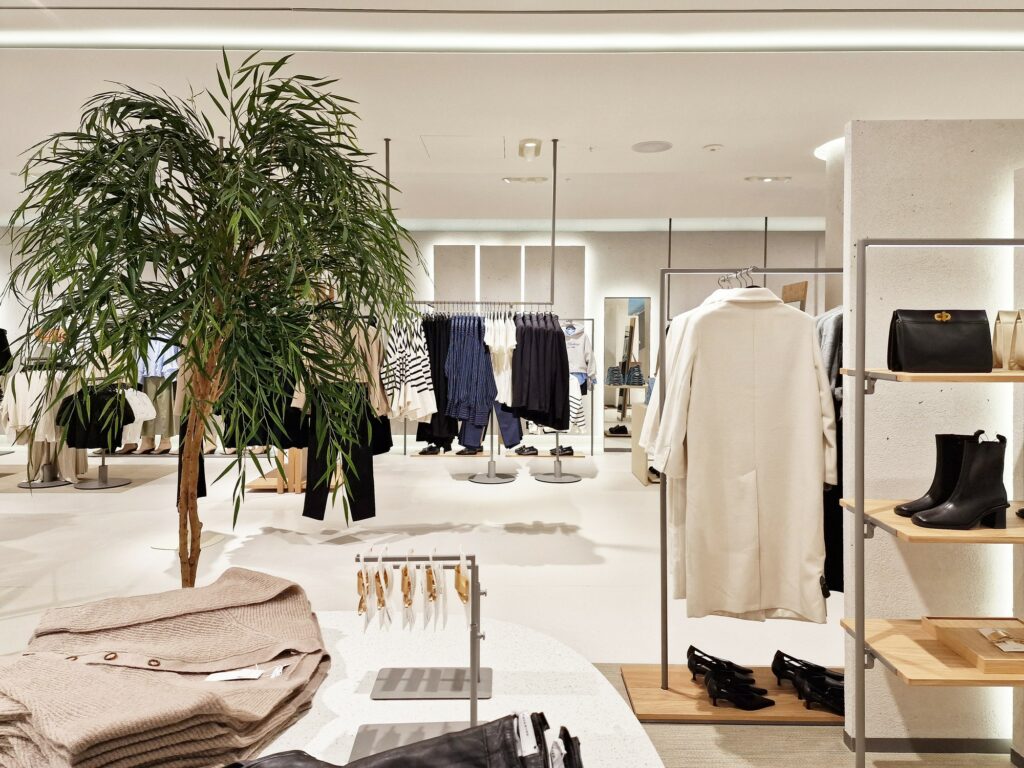 Studio 1:1 Retail Design took this goal to heart when designing their latest project, New Concept Reserved 2023, an avant-garde retail space where modern customers’ expectations are also part of the experience. Openness and mobility create the atmosphere, all principles that perfectly align with the brand’s ethos.