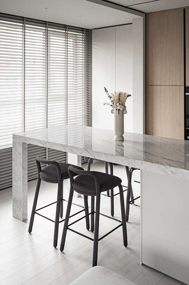 Rustam Minnehanov, founder of Kvadrat architects studio, leisurely created and realized the interior of an apartment for his family, giving himself full carte blanche.