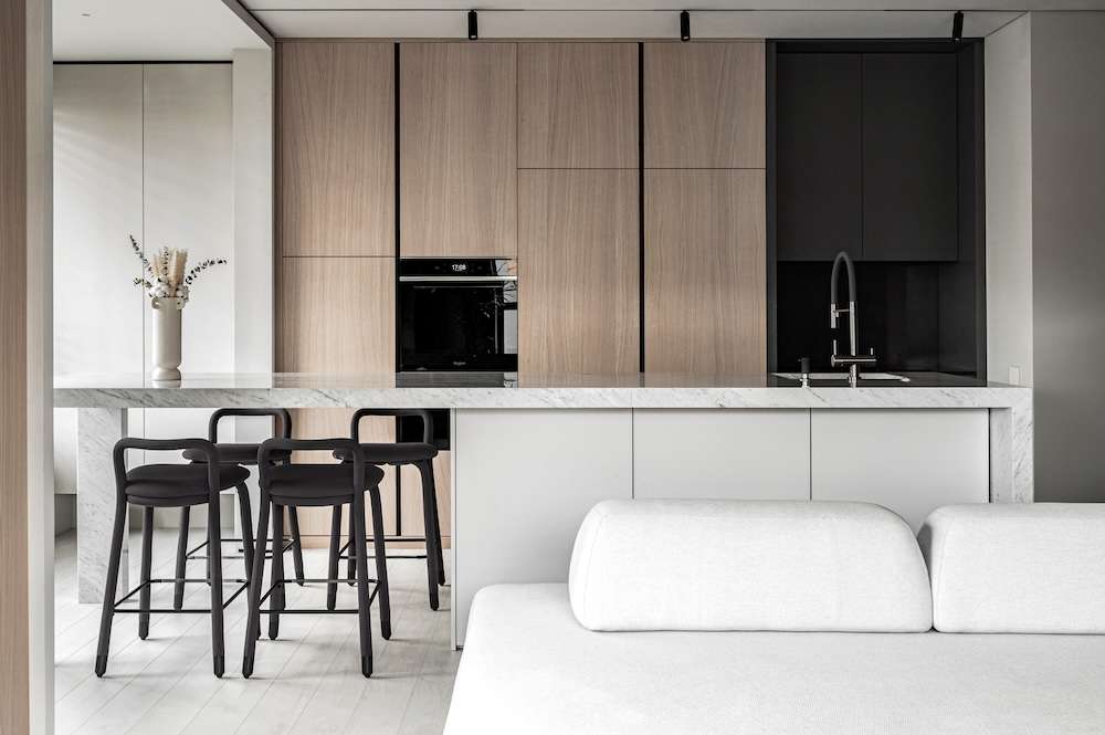 Rustam Minnehanov, founder of Kvadrat architects studio, leisurely created and realized the interior of an apartment for his family, giving himself full carte blanche.