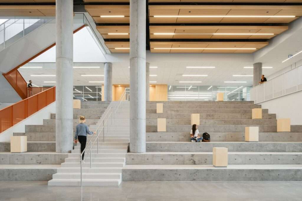 Central atrium leading to the library – Aux Mille-Voix high school

Photo credit: Raphaël Thibodeau