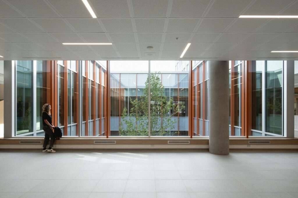 Locker area opening to the inner courtyard – Aux Mille-Voix high school

Photo credit: Raphaël Thibodeau