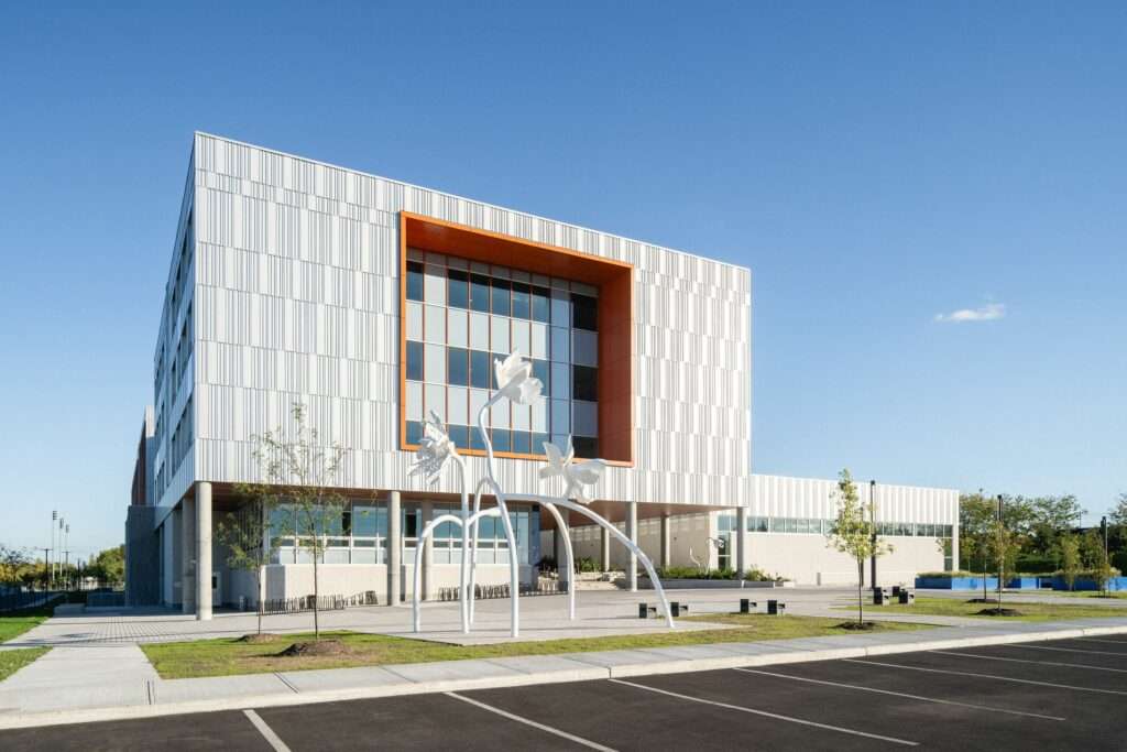 Main facade with integrated artwork – Irma-LeVasseur high school

Photo credit: Raphaël Thibodeau