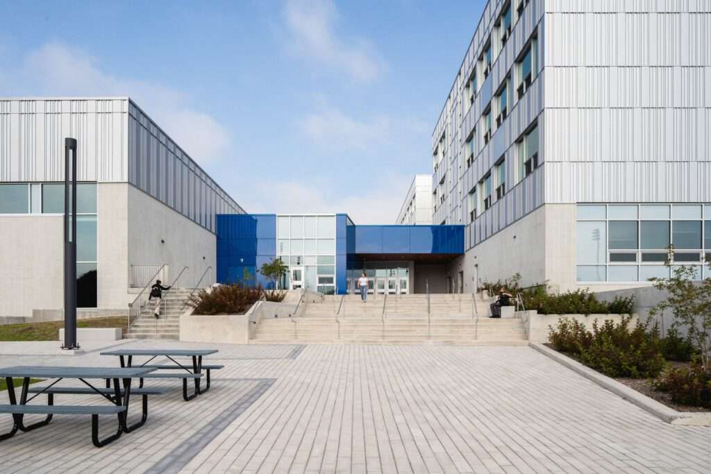 Secondary entrance connecting sports and academic spaces – Irma-LeVasseur high school

Photo credit: Raphaël Thibodeau