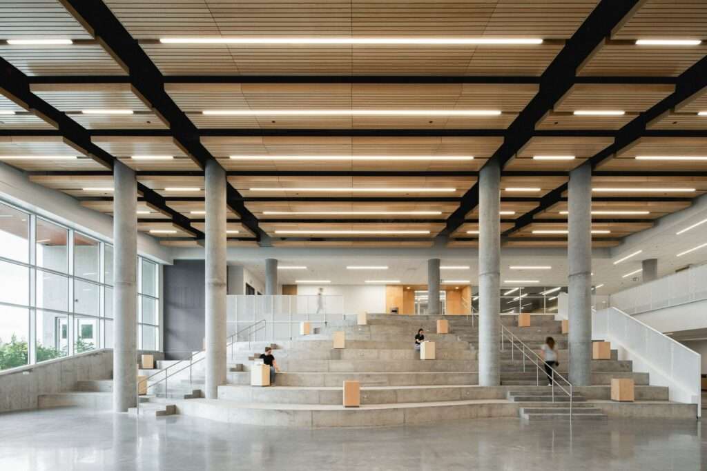 Atrium with polished concrete floor and tiered seating – Irma-LeVasseur high school
Photo credit: Raphaël Thibodeau