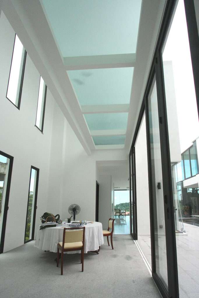 The-Skywalker-House-at-Bangsar-Atrium-with-glass-bridge-creates-stack-effect-that-naturally-cool-down-indoor-spaces-By-S.Pin-Architect