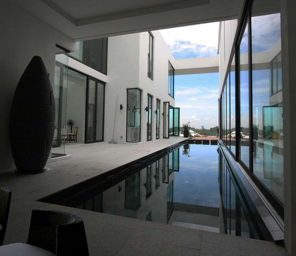 The-Skywalker-House-at-Bangsar-Cantilevered-courtyard-pool-creates-cooling-microclimate-around-the-building-S.Pin-Architect