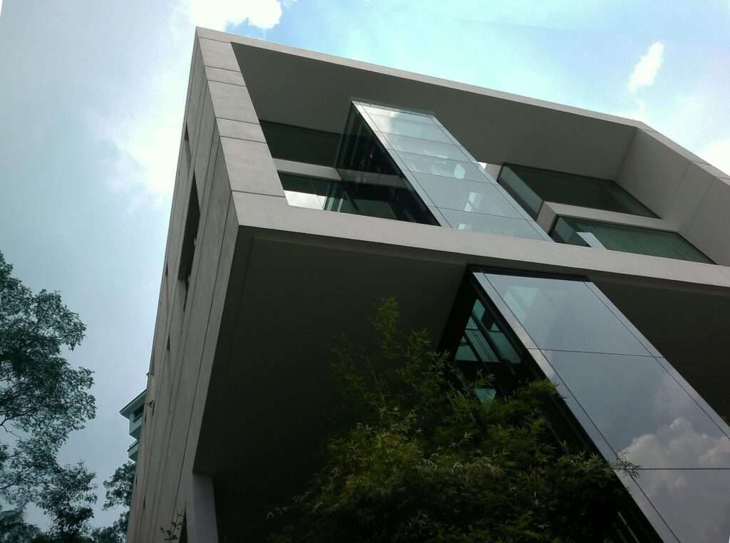 The-Skywalker-House-at-Bangsar-cantilevered-with-glass-lift-shaft-By-S.Pin-Architect