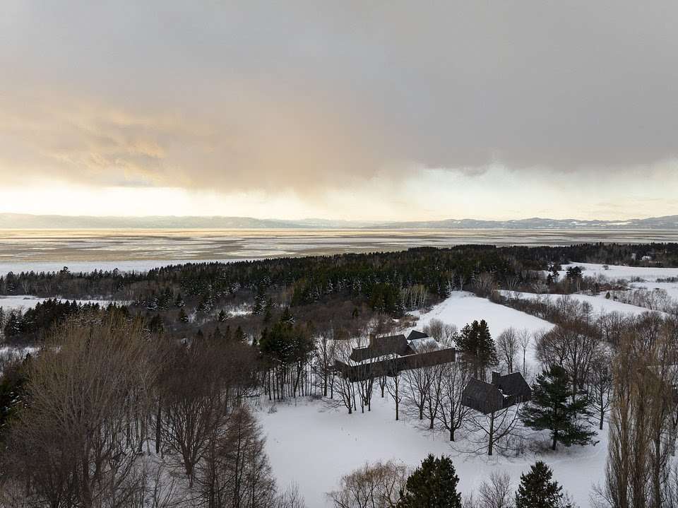 Atelier Échelle Turns a Family Legacy into a Riverfront Masterpiece