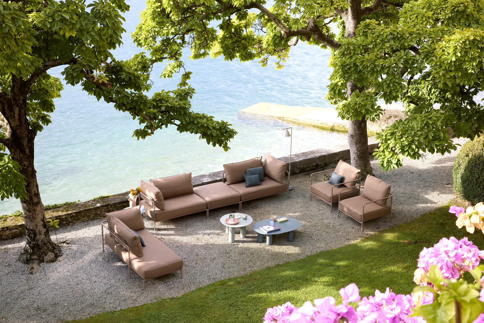 S-CAB_Flap modular sofa, chaise longue and armchairs_Hyppo coffee tables_setting_1692_ph Odeon_styling Veronica Leali