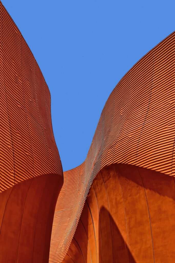 minimalist photography of brown wavy structure
Photo credit: Ricardo Gomez Angel