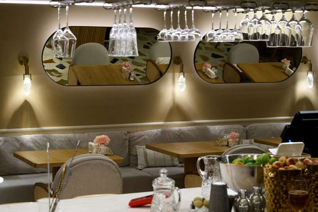 Restaurant Madame Zhu by Allartsdesign