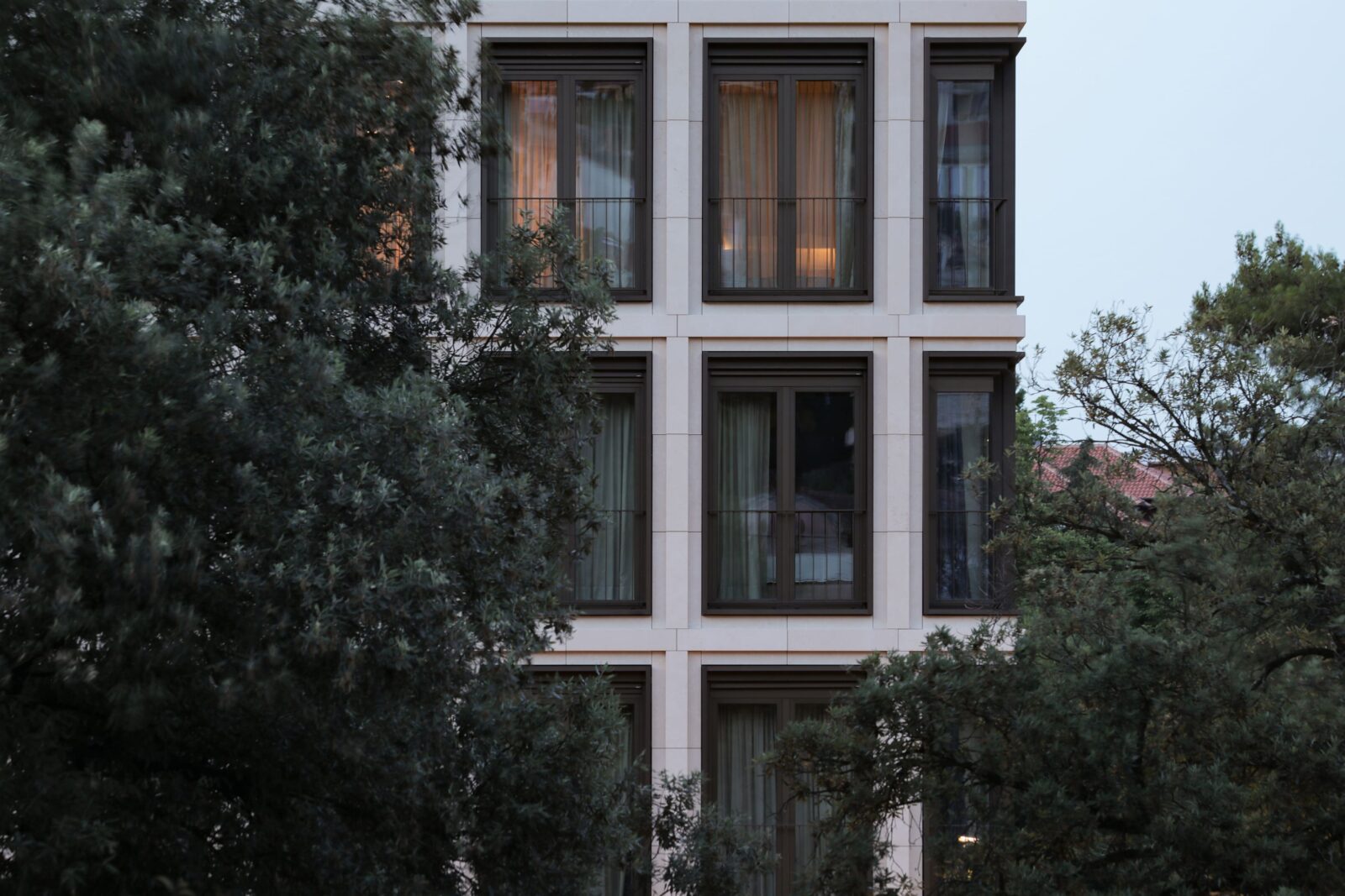 The horizontal and vertical structural elements of the Keight hotel facade, structured in a regular grid, are reminiscent of the facades of Opatija hotels and villas