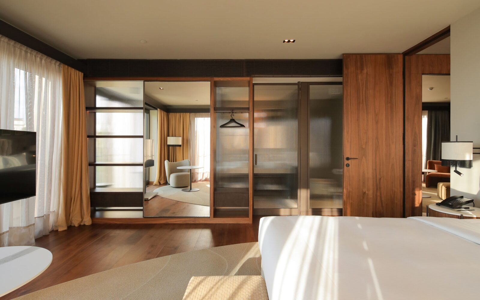 With a refined color pallet, the rooms draw the guest into a safe haven, protected from the forces of nature, with a view of the sea and two Opatija parks