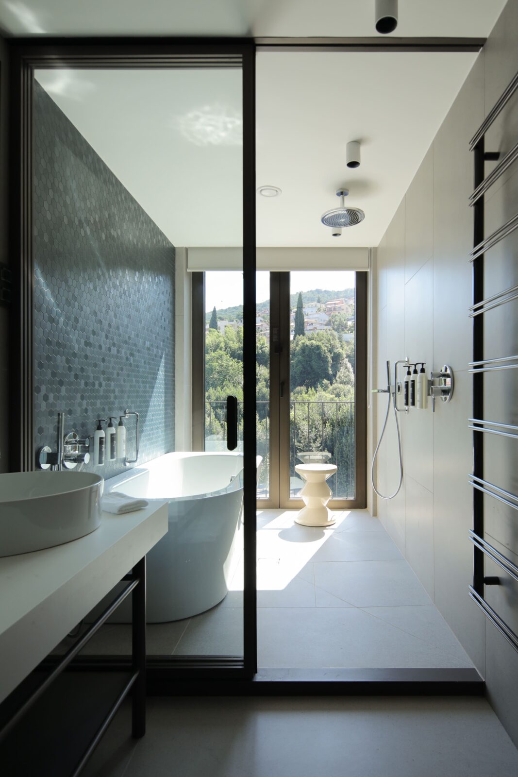 Turning the room floorplans by 90 degrees allowed for the bathrooms to get the view of the surroundings