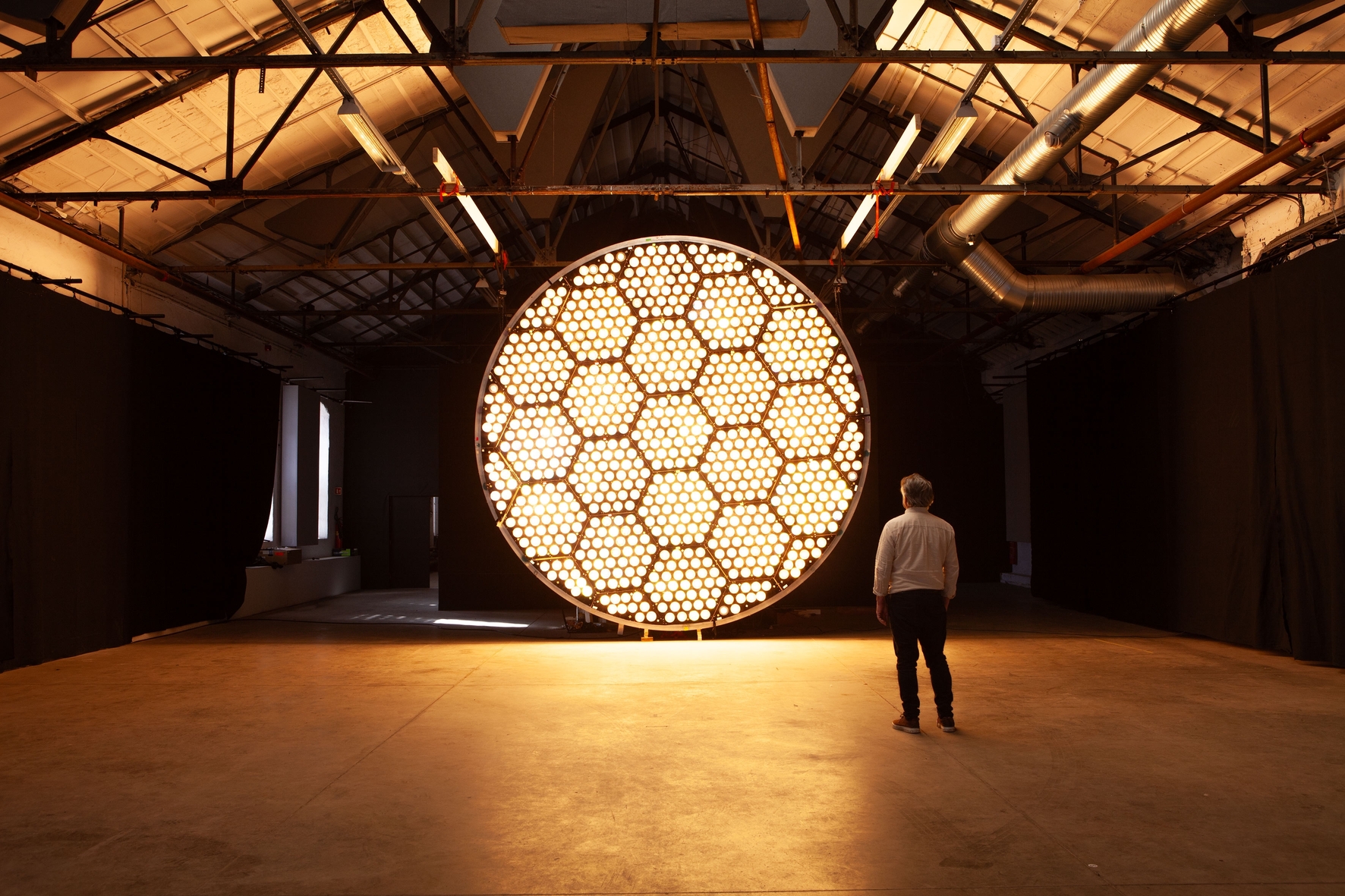 アート・デザイン・音楽 FRED the sunlight jeweller Zenisk Designs “The Sun”: An Award-Winning Orb of 800 Programmable