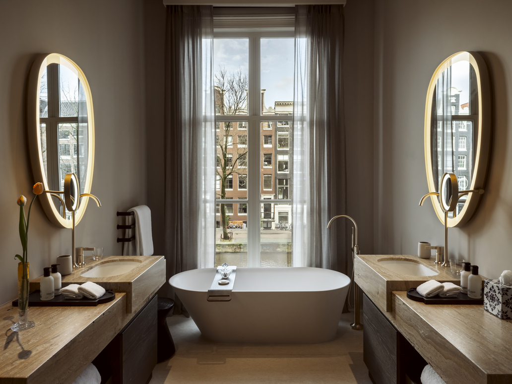 Rosewood Amsterdam, Canal View Junior Suite Bathroom