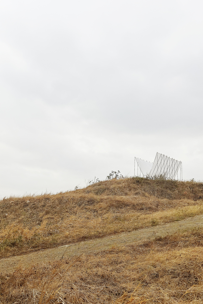 This Lightweight Metal Structure Turns an Ecuadorian Hilltop Into a Place of Reflection
