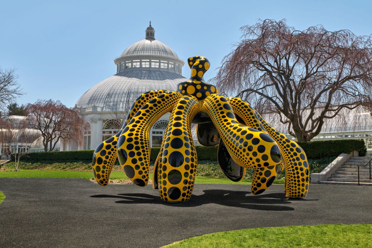 Dancing Pumpkin, 2020. The New York Botanical Garden, 2021. Urethane paint on bronze. © YAYOI KUSAMA. Courtesy of Ota Fine Arts, Victoria Miro, and David Zwirner. Photo by Robert Benson Photograph