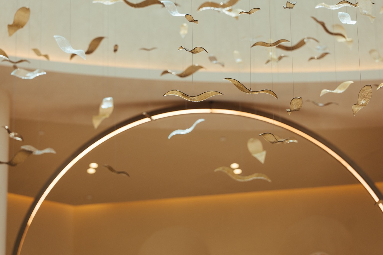 A Stunning Glass Art Installation Fills the Dome at Dubai Mall with Light and Movement