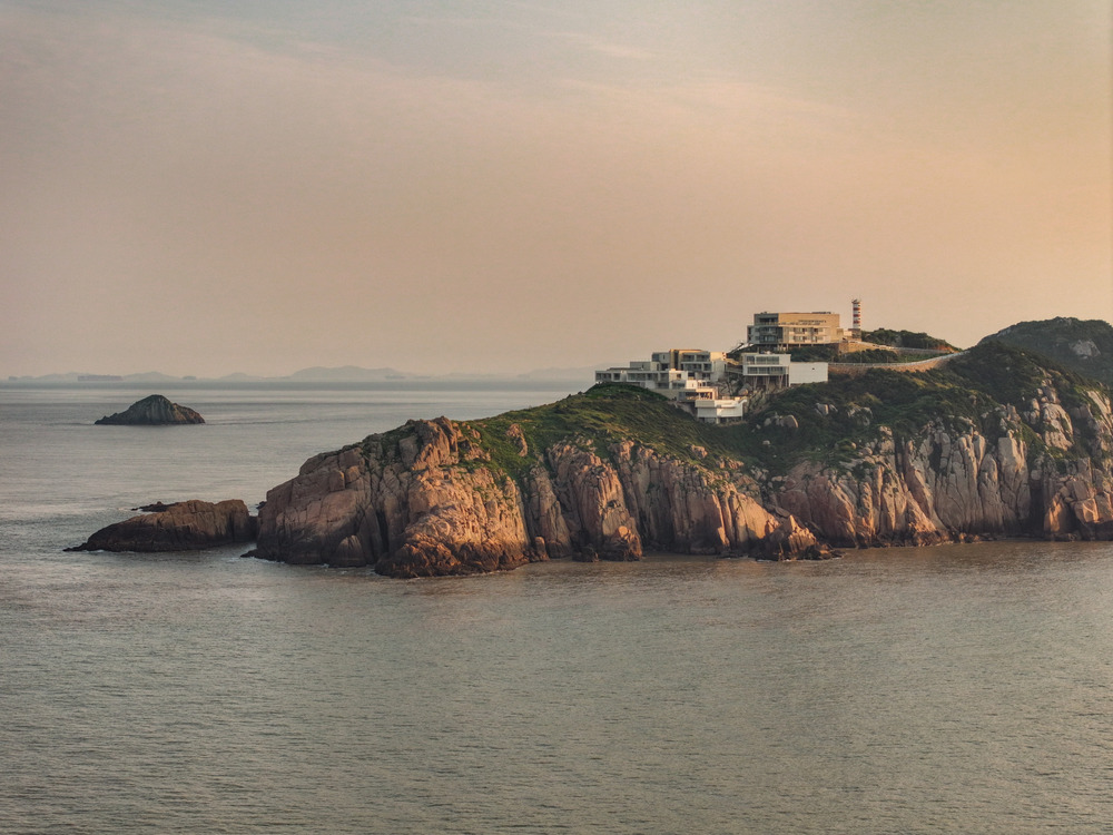 Huanglong Island Lighthouse Hotel by WJ STUDIO
