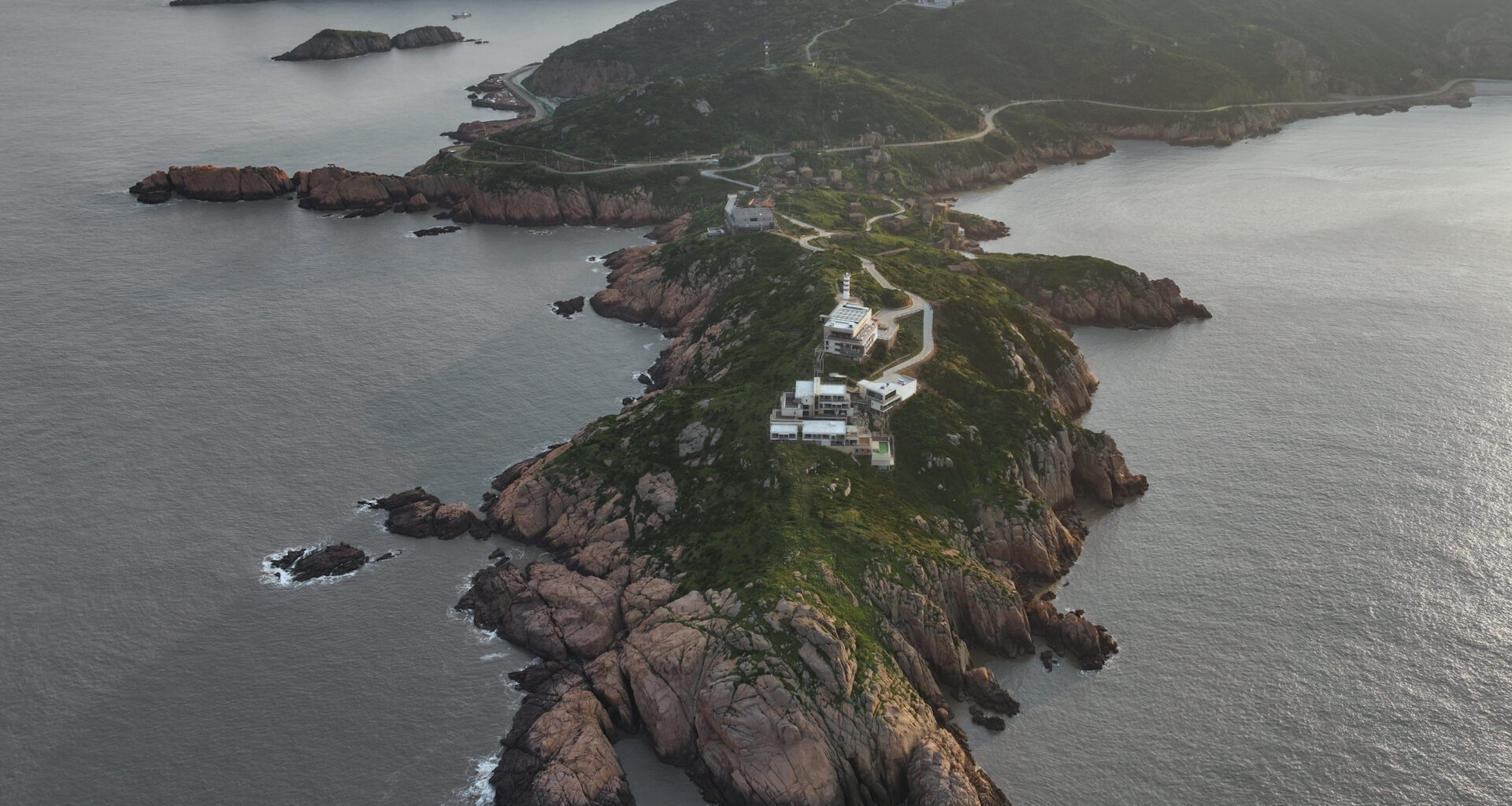 Huanglong Island Lighthouse Hotel by WJ STUDIO