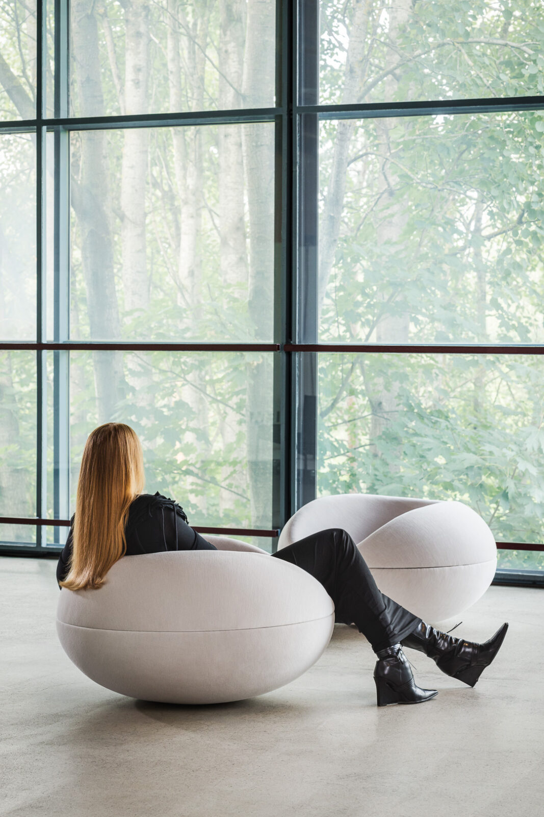 Soft Pastil Chair Brings Iconic 60s Design Back in Velvet