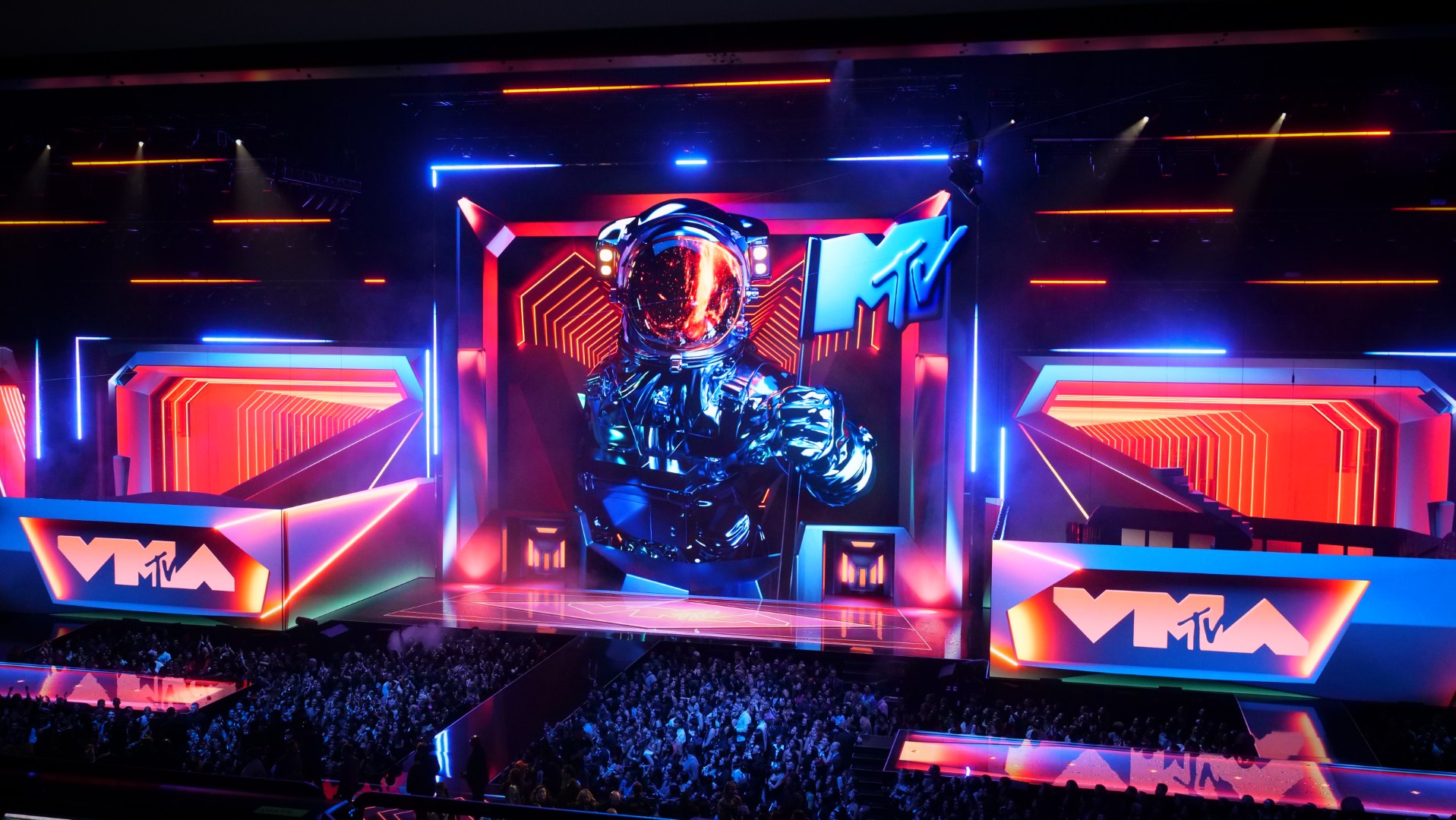 The Moon Person Comes Alive With Anamorphic Magic at MTV VMAs 2025