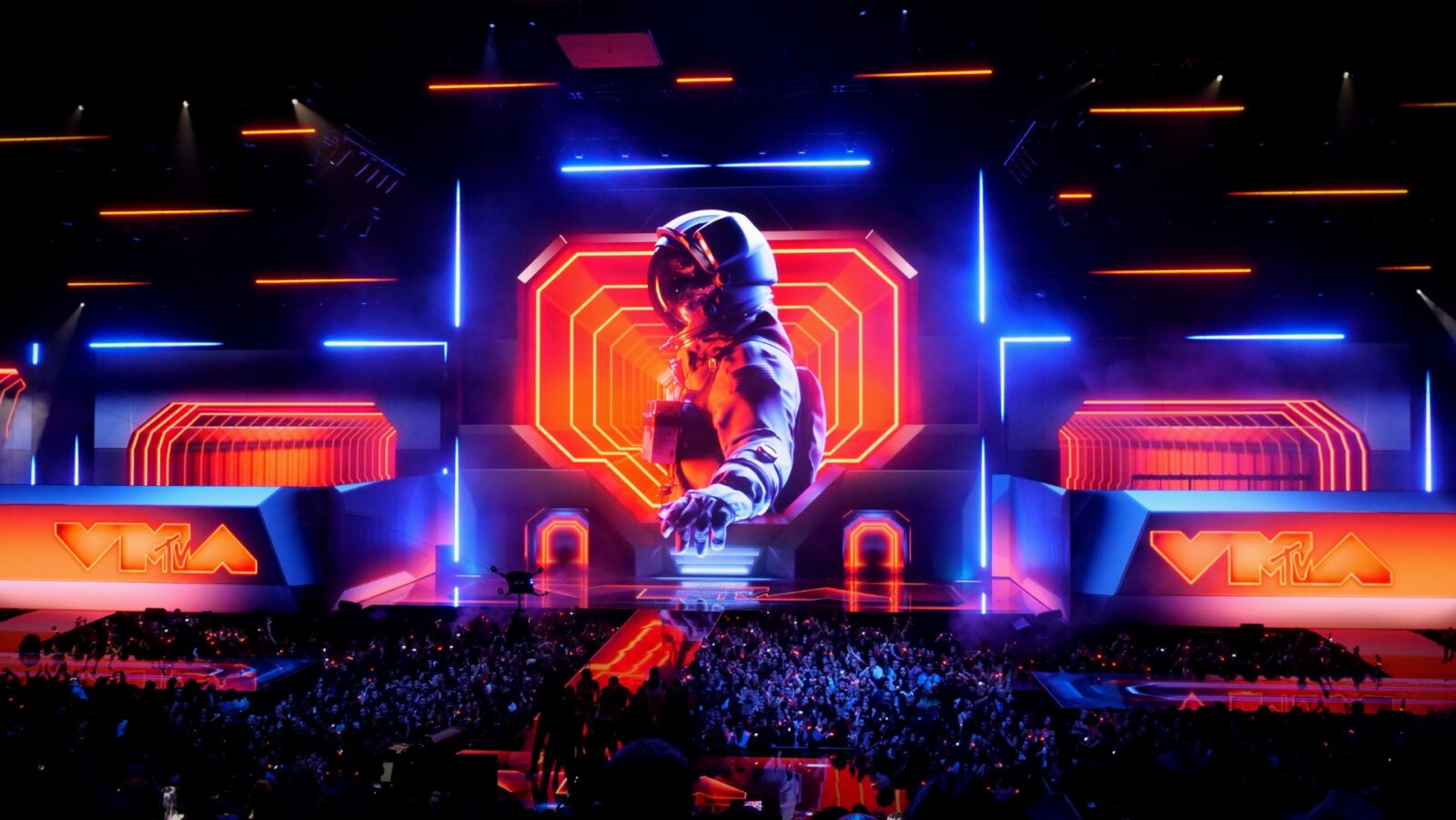 The Moon Person Comes Alive With Anamorphic Magic at MTV VMAs 2025