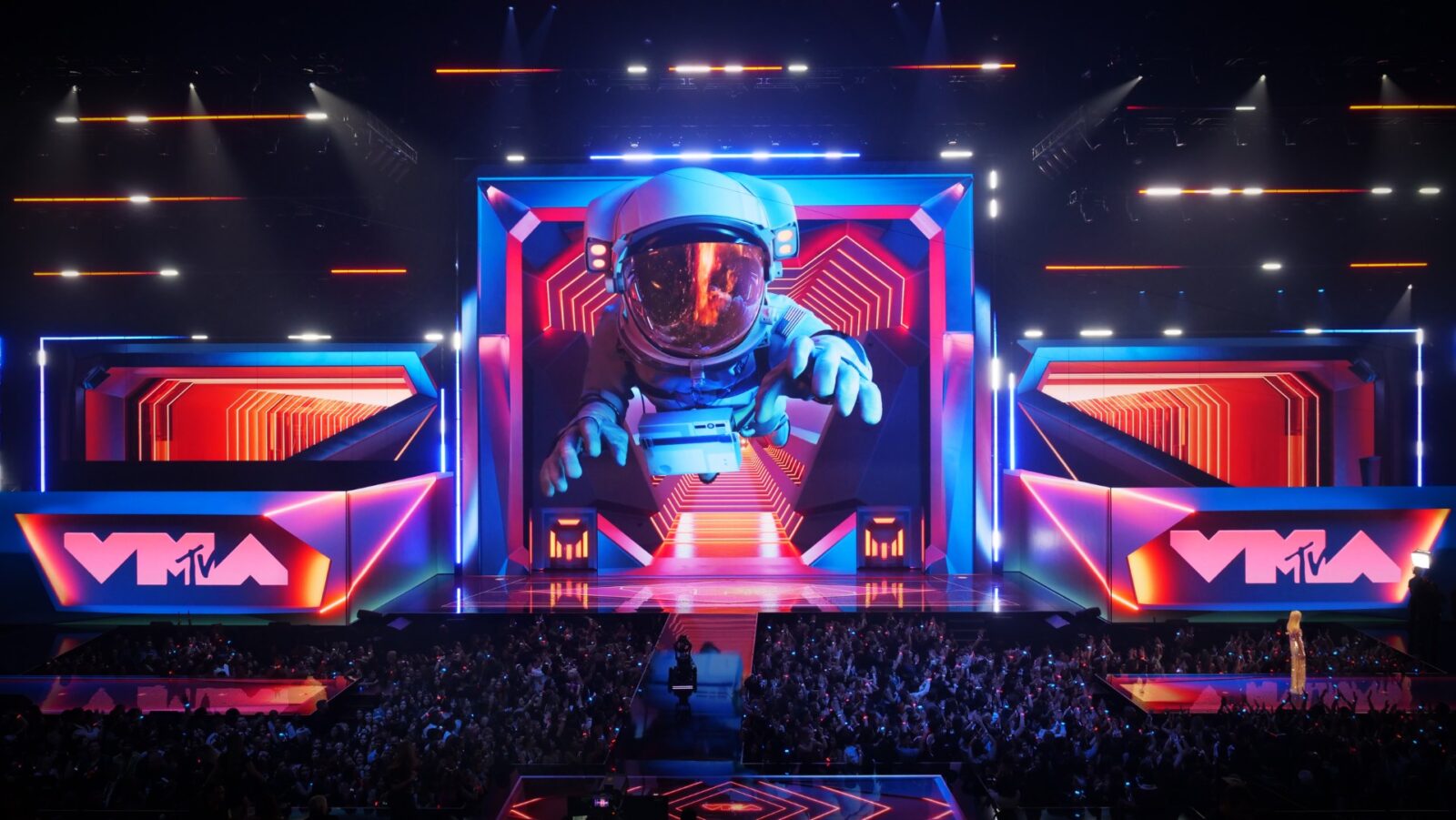 The Moon Person Comes Alive With Anamorphic Magic at MTV VMAs 2025