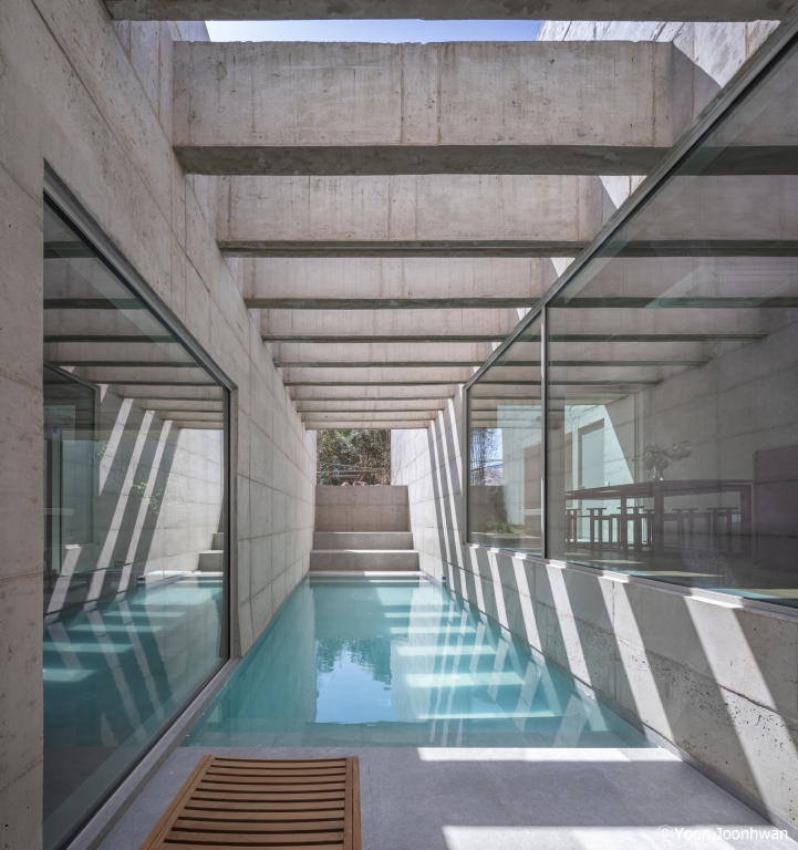 A South Korean Mountain Home Shaped by the Gentle Rise and Fall of the Tea Fields
